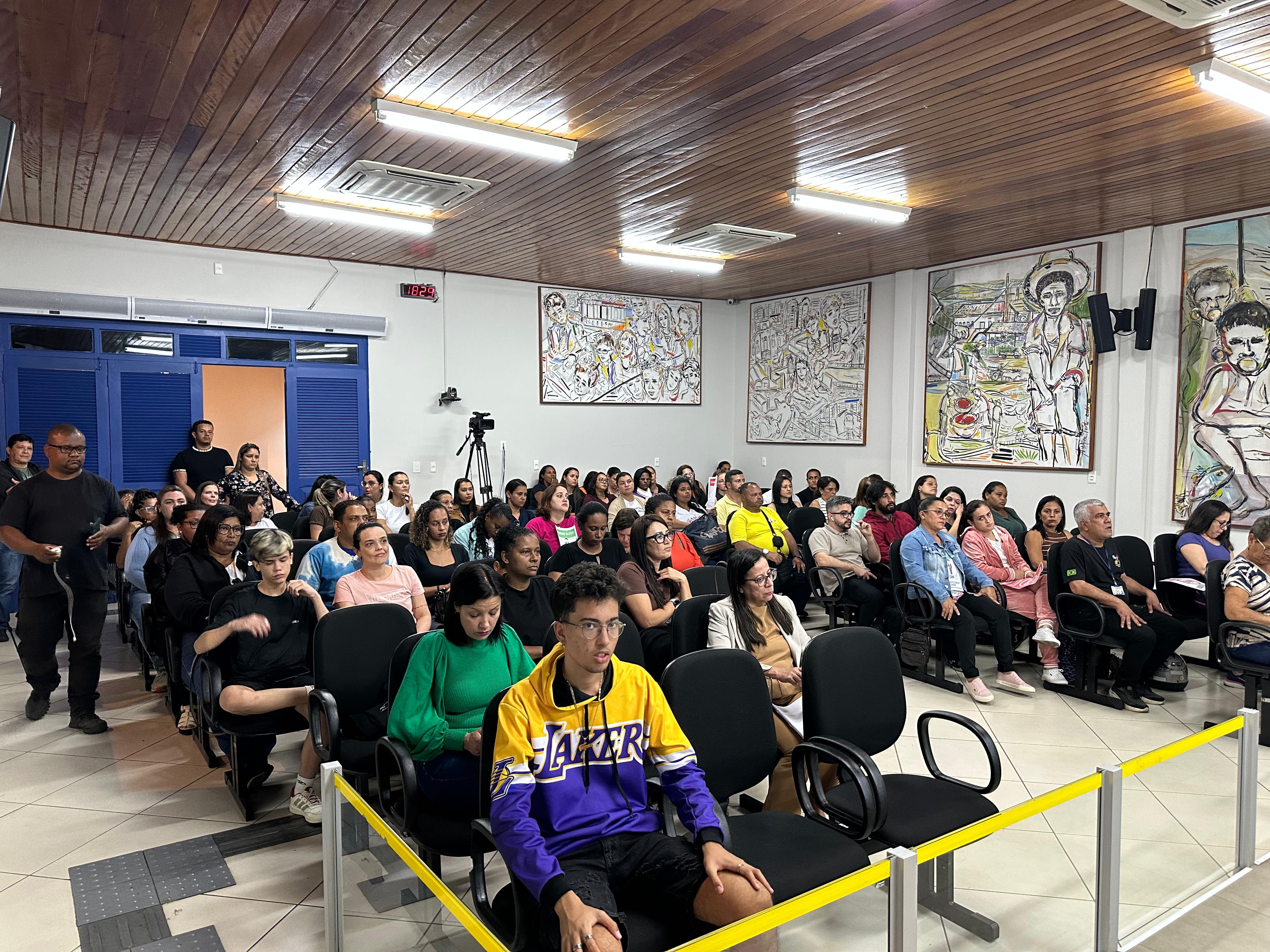 Audiência Pública sobre professores de apoio reúne profissionais, autoridades e familiares de alunos