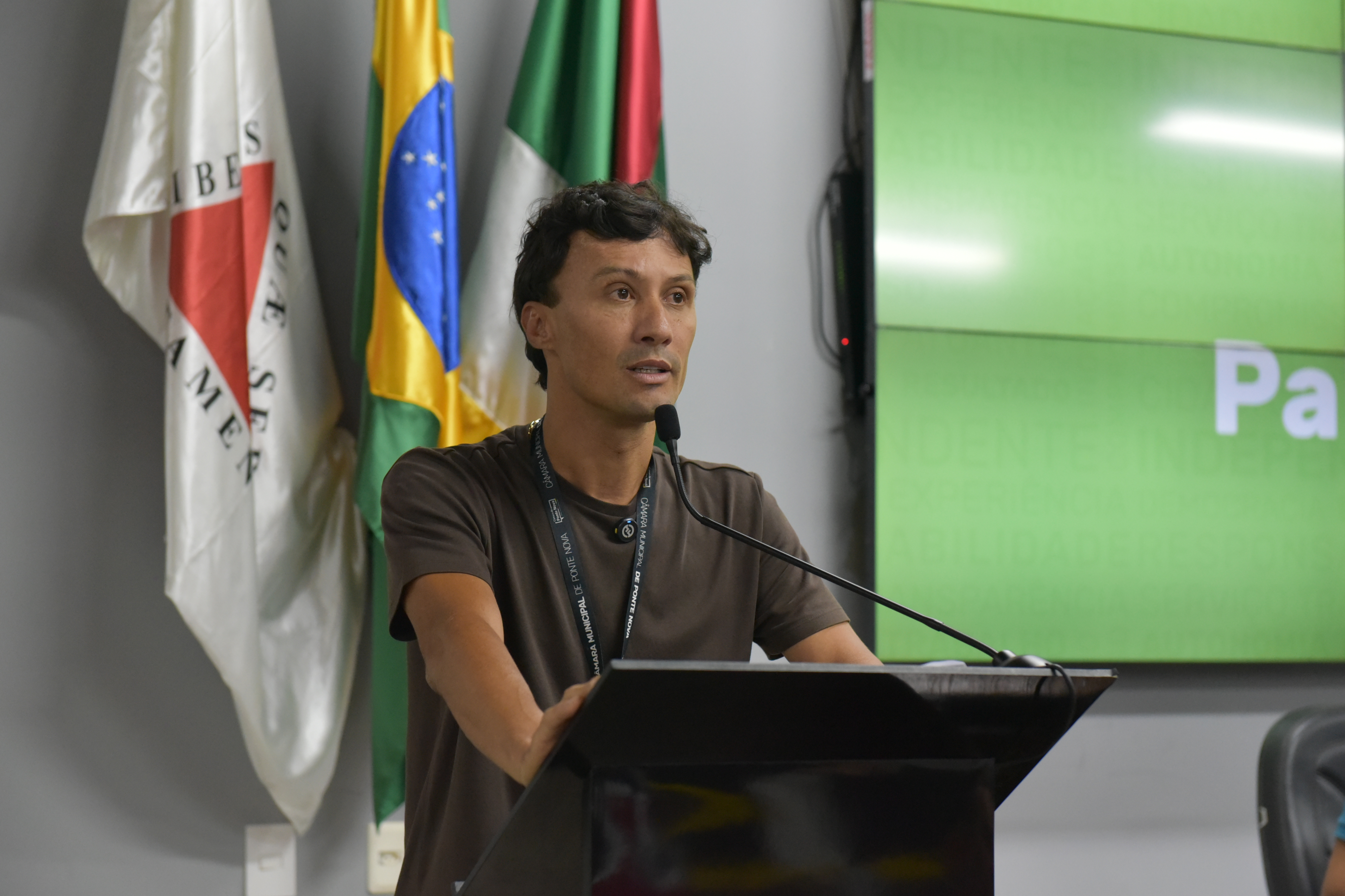 Em requerimento, vereador cobra por demolição de imóveis na Vila Oliveira