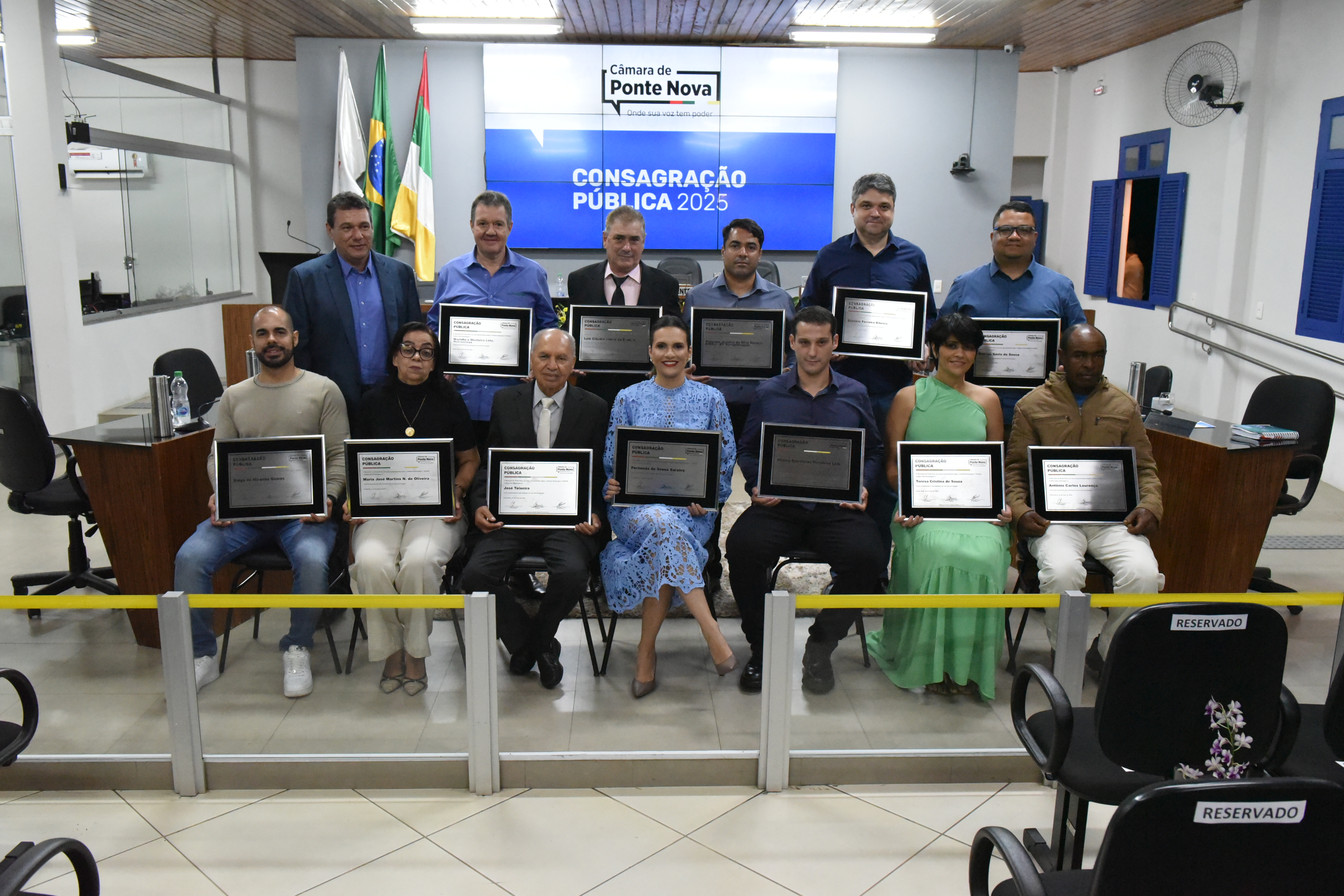 Em Sessão Solene, homenageados recebem diploma de Consagração Pública 2025