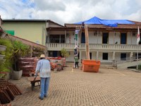 Empresa inicia reforma do telhado da Câmara com previsão de conclusão até o fim de abril