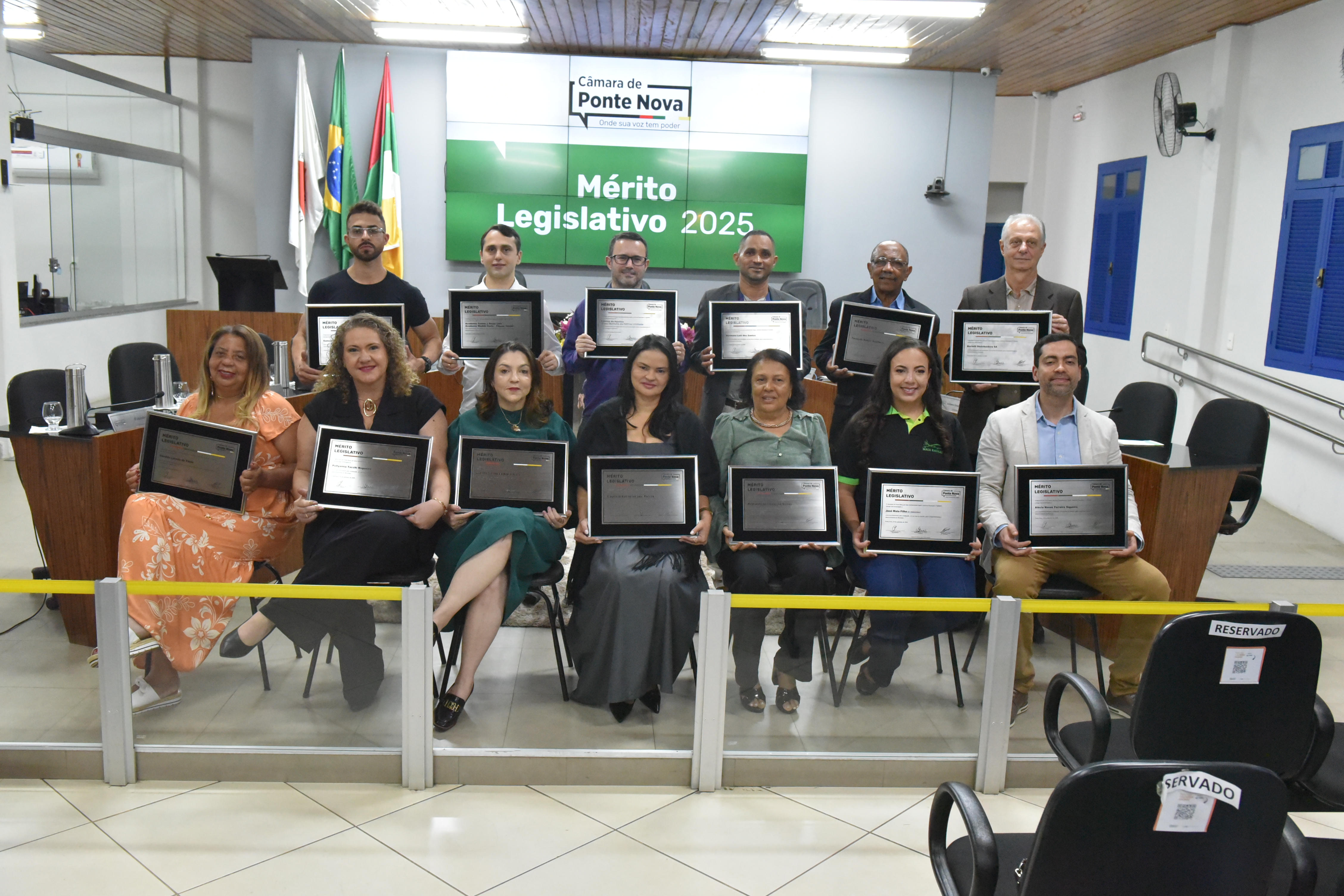 Mérito Legislativo 2025 é entregue a 13 homenageados em sessão solene