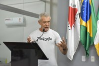 Na Tribuna, filósofo aborda sobre a importância do conhecimento da Filosofia