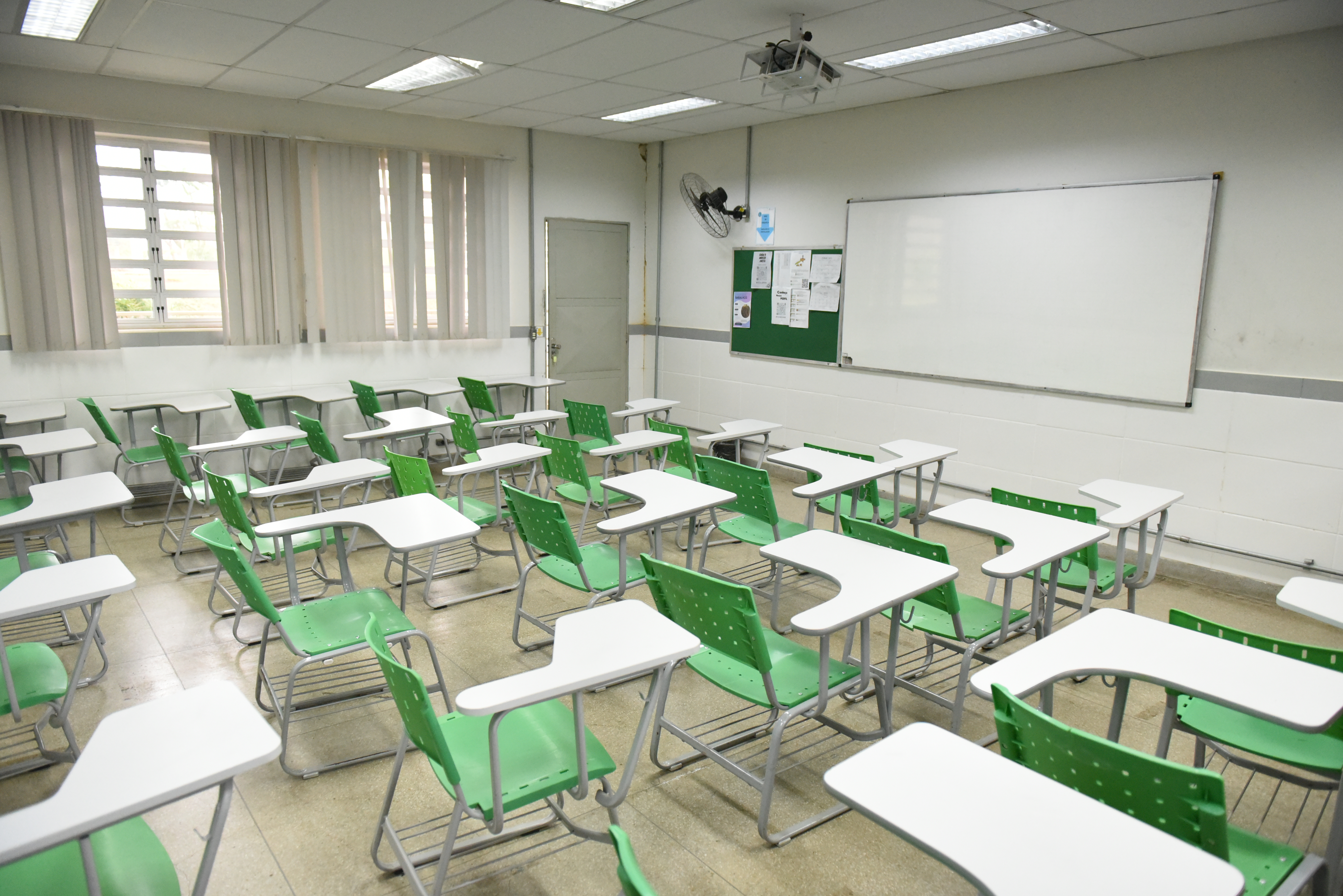 Pedido de informações sobre ensino de noções de Direito em escolas pauta requerimento