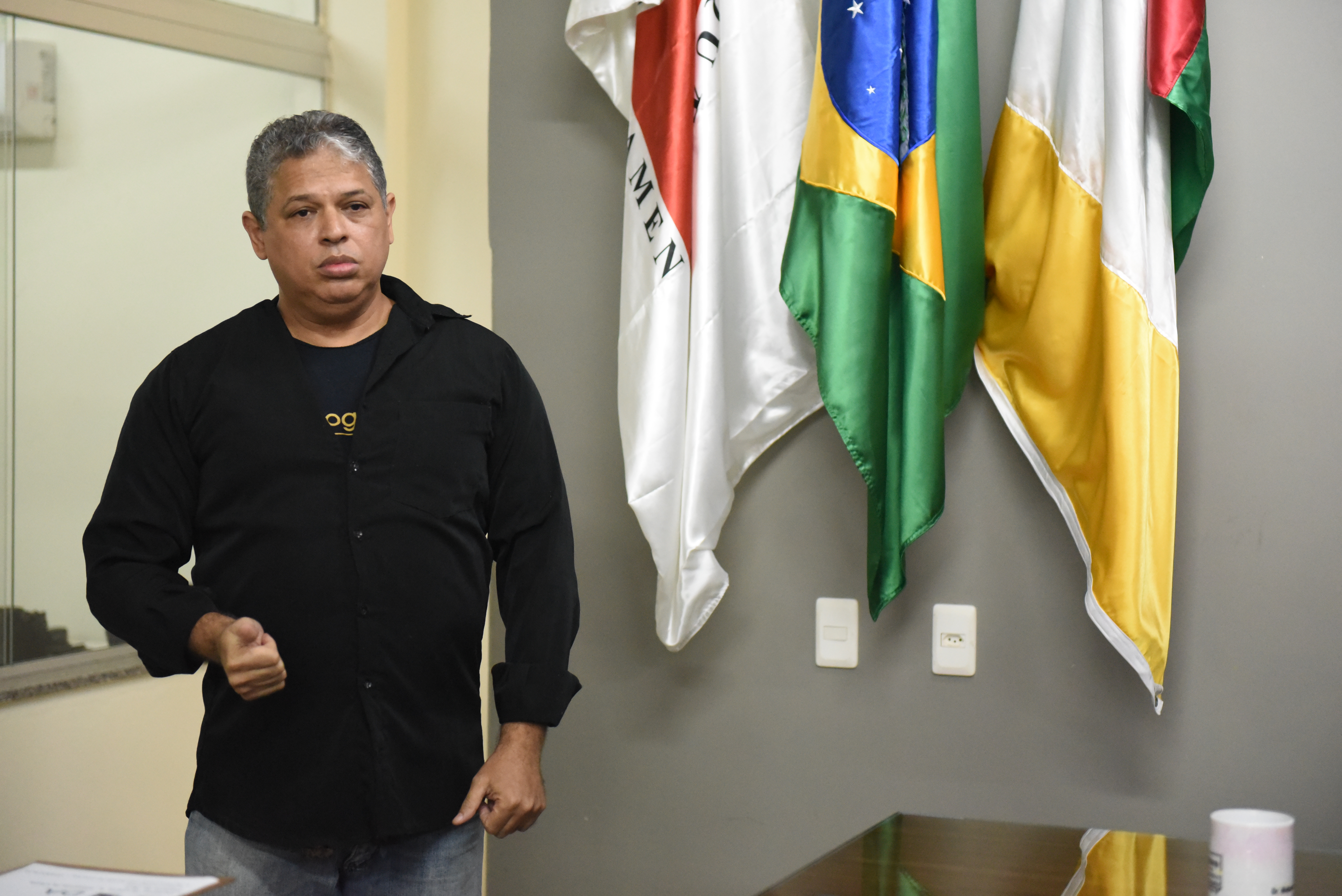 Professor fala sobre acessibilidade linguística na Tribuna Livre