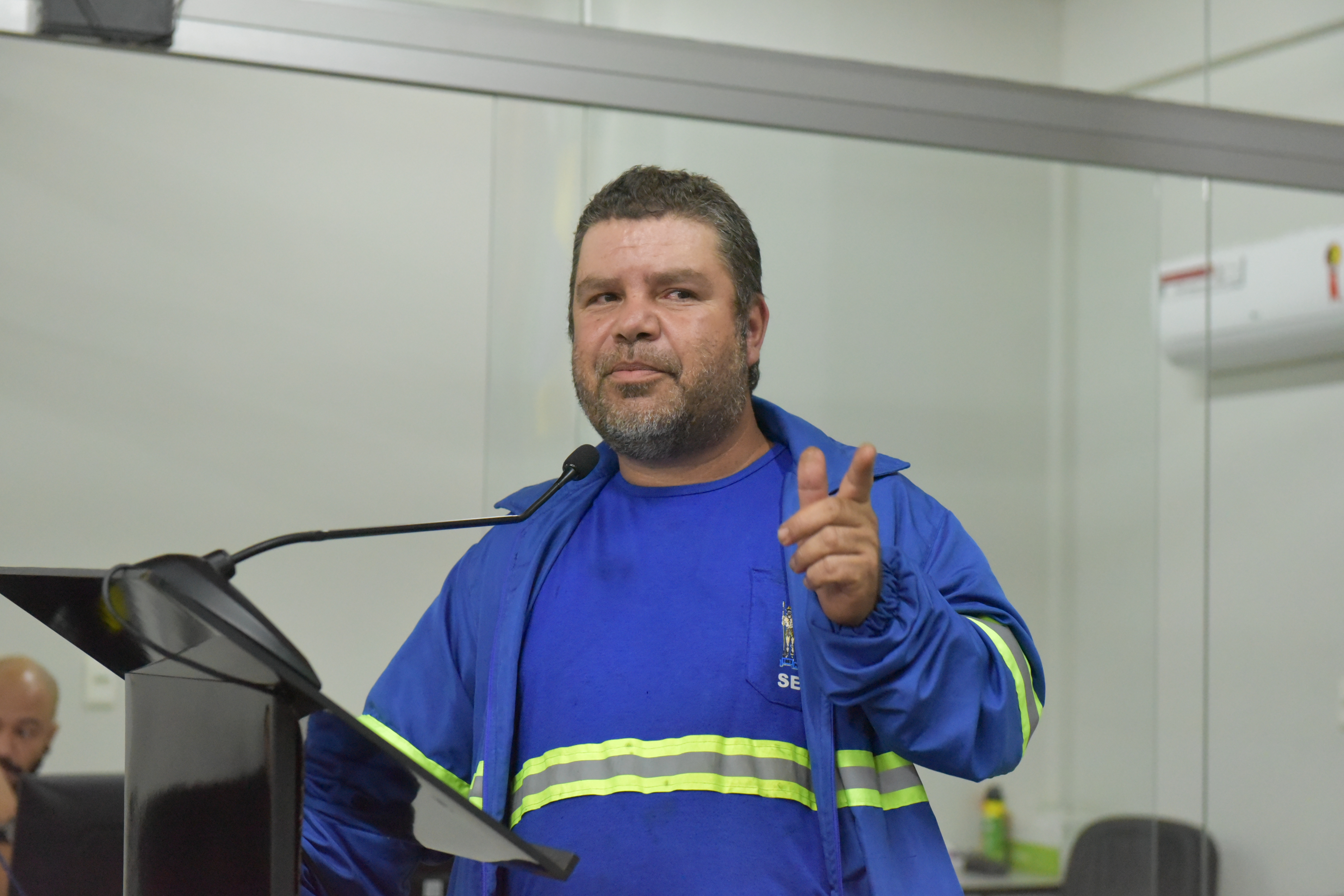 Servidor expõe situação da usina de asfalto do Município durante a Tribuna Livre