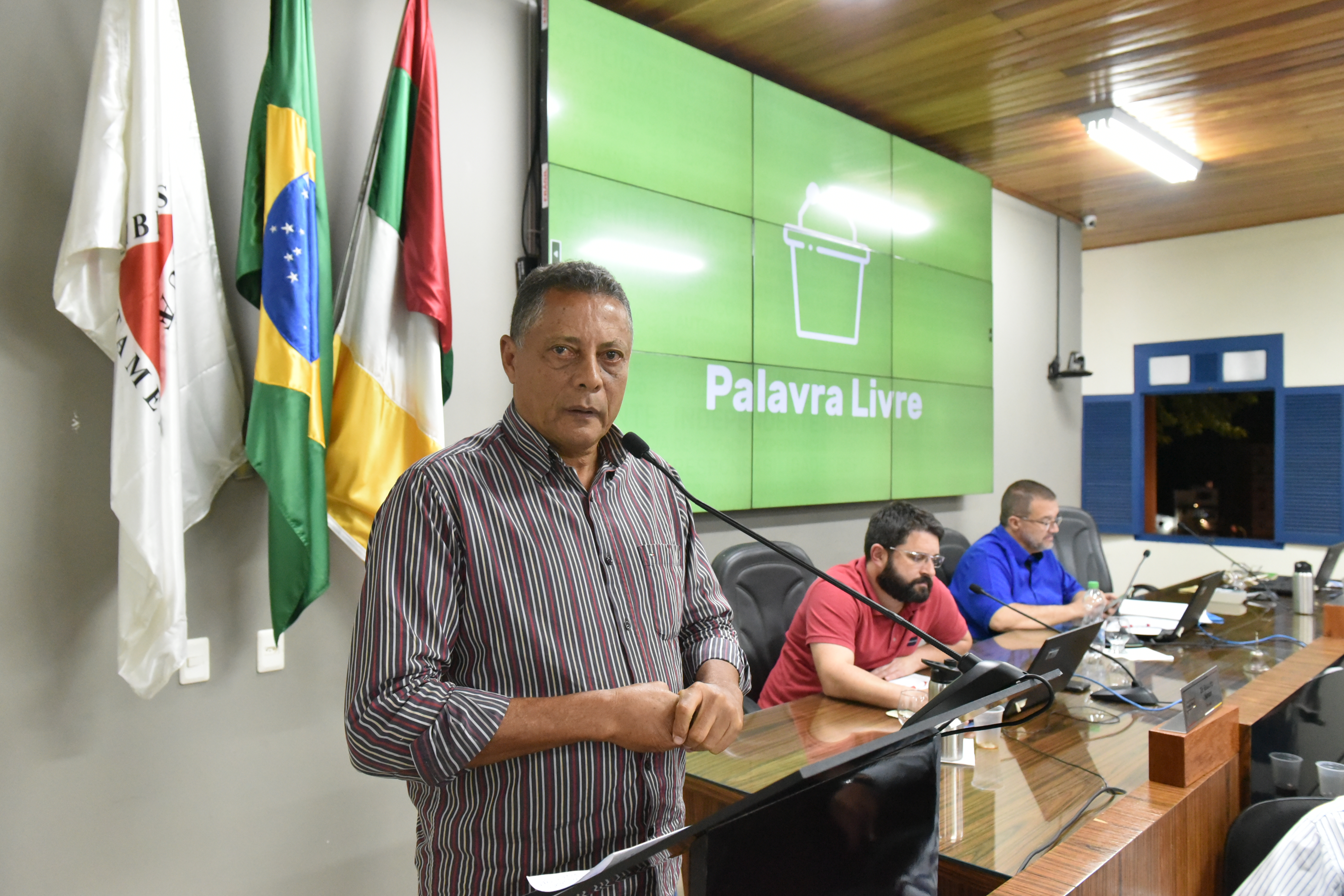 Vereador pede cascalhamento, faixa de pedestres e estabilidade de rede elétrica