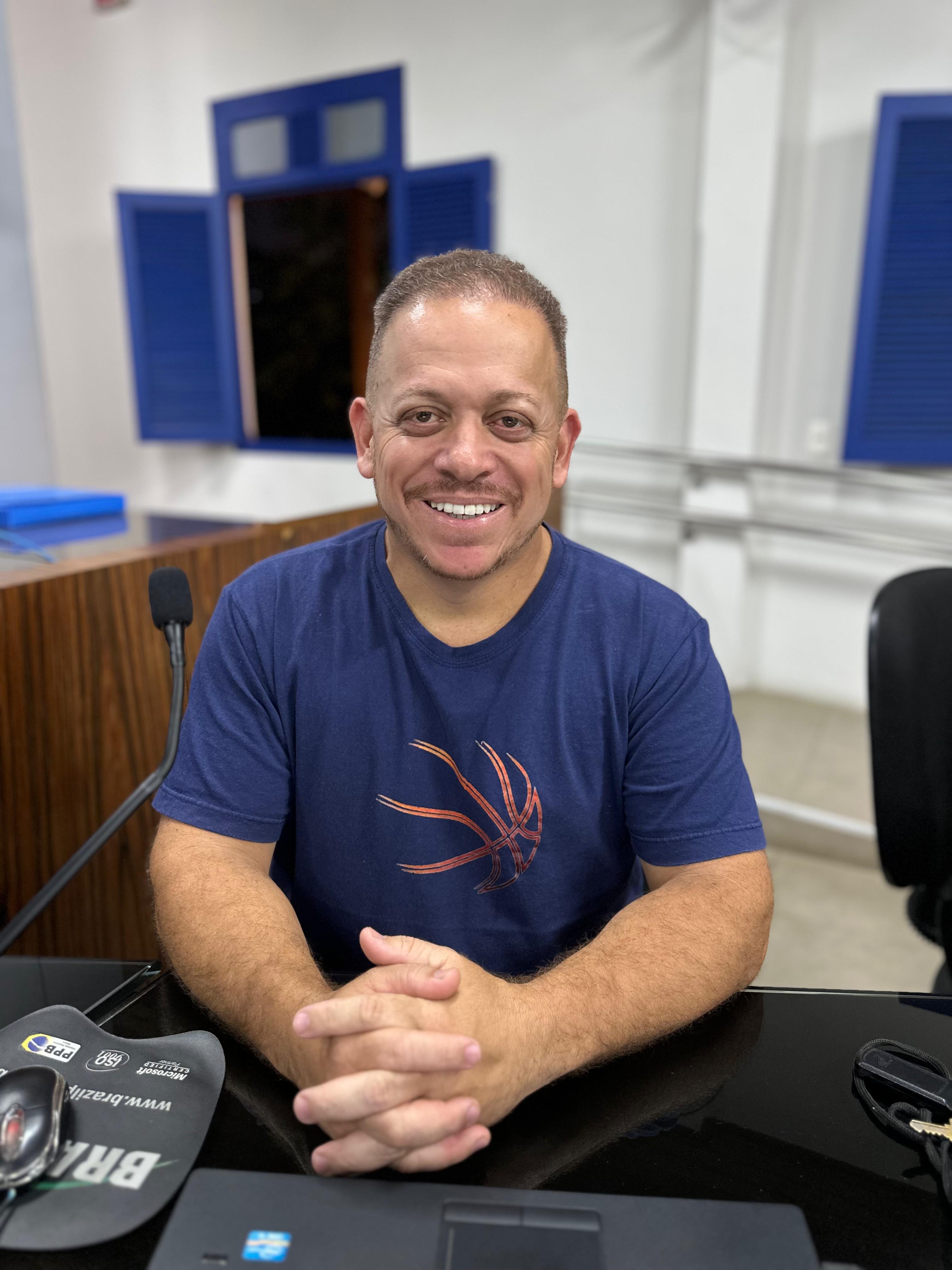 Vereador quer informações sobre benefícios para servidores de escolas municipais  